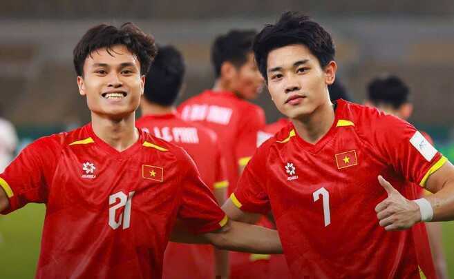 Phạm Minh Ph&uacute;c v&agrave; Nguyễn Đ&igrave;nh Bắc thay nhau l&ecirc;n tiếng để mang về thắng lợi cho U23 Việt Nam. Ảnh: VFF.