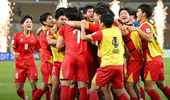 U23 Việt Nam ph&ograve;ng ngự quả cảm để gi&agrave;nh tấm v&eacute; v&agrave;o b&aacute;n kết U23 ch&acirc;u &Aacute;. Ảnh: VFF.