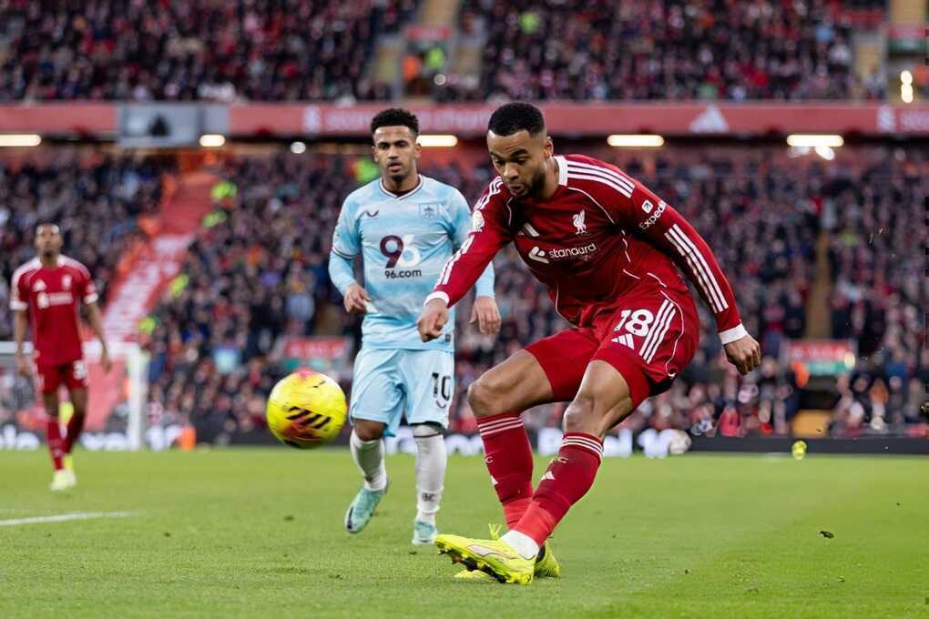 Liverpool đẩy Man Utd khỏi Top 4 Ngoại hạng Anh