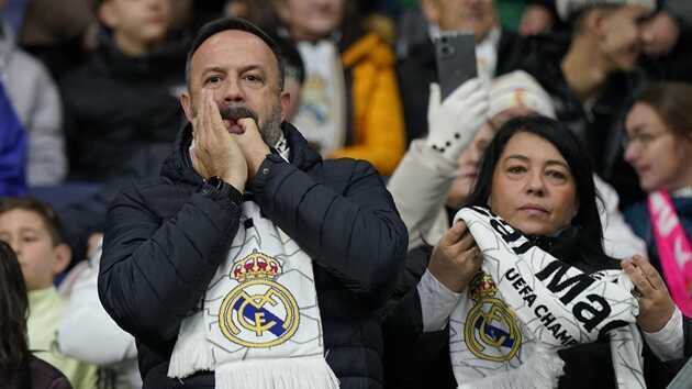CĐV Real Madrid la &oacute; c&aacute;c cầu thủ tại Bernabeu