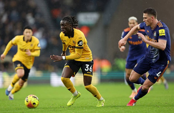 Mateus Mane b&ecirc;n ph&iacute;a Wolves chơi ấn tượng.