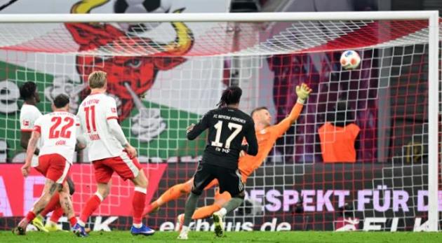 Olise lập siêu phẩm và hat-trick kiến tạo, Bayern hủy diệt Leipzig 5-1