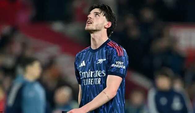 Arsenal kh&ocirc;ng thể tiếp tục phung ph&iacute; cơ hội.