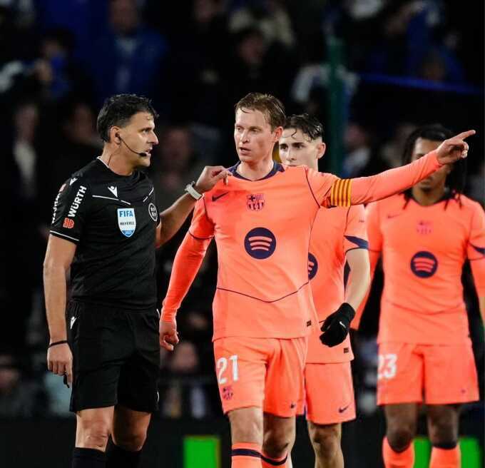 De Jong chỉ trích trọng tài ngạo mạn sau thất bại của Barca