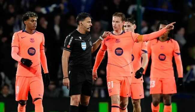 Frenkie de Jong nổi điên với trọng tài sau trận thua của Barcelona