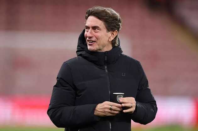  Frank cầm nhầm cốc của Arsenal.