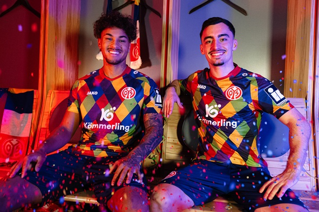 Tinh thần lễ hội hiện diện cả tr&ecirc;n &aacute;o đấu.