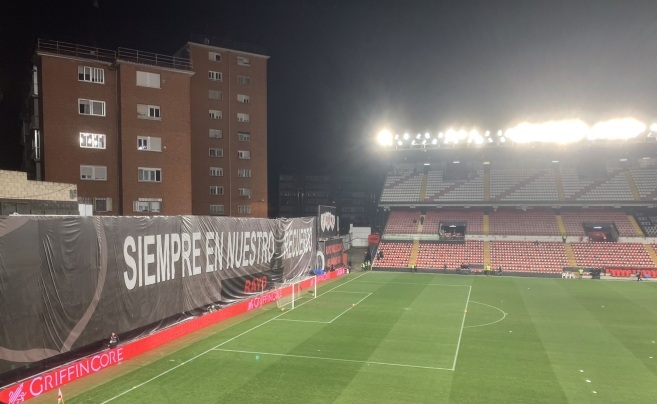 Ph&iacute;a sau một khung th&agrave;nh kh&ocirc;ng c&oacute; kh&aacute;n đ&agrave;i.