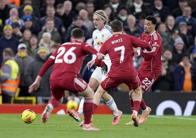 Liverpool bất lực trước Leeds.