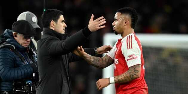 Jesus vật vờ v&agrave; v&ocirc; hại trước Nottingham.