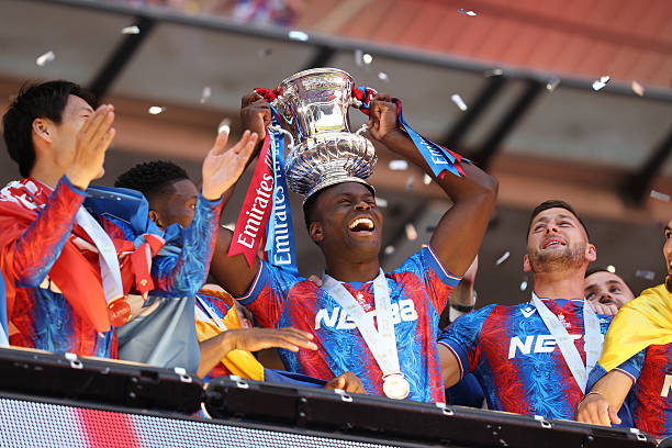 Marc Guehi g&oacute;p c&ocirc;ng lớn gi&uacute;p Crystal Palace v&ocirc; địch FA Cup 2025.