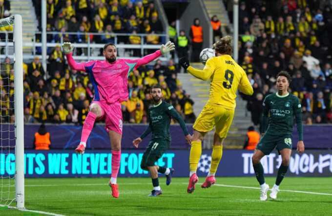 Man City bị chê phòng ngự như đội U10