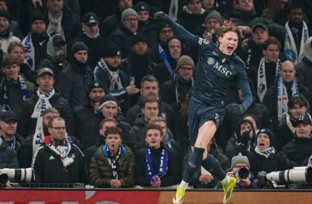 McTominay lập kỷ lục, Napoli lâm nguy ở C1