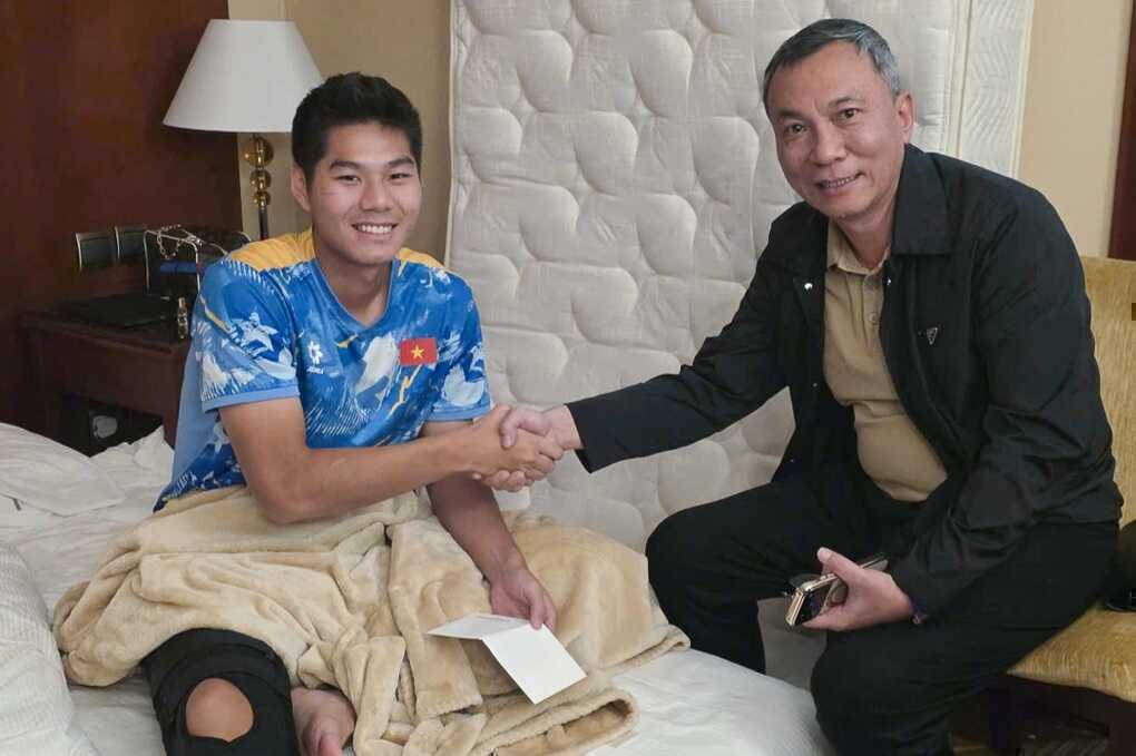 Chủ tịch VFF Trần Quốc Tuấn thăm và động viên trung vệ Nguyễn Hiểu Minh