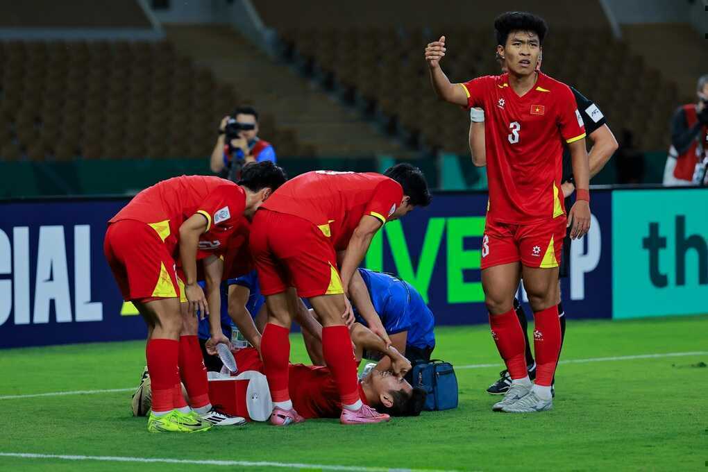 Chủ tịch VFF Trần Quốc Tuấn thăm và động viên trung vệ Nguyễn Hiểu Minh - 2