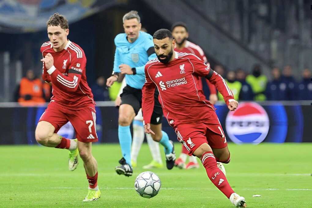 Liverpool bay cao, Chelsea bền bỉ trong cuộc đua Champions League