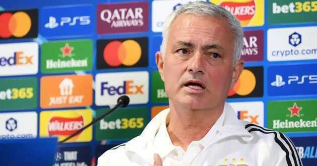 Mourinho mỉa mai HLV chưa có thành tích dẫn dắt đội lớn