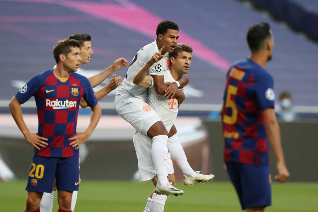 Ch&iacute;n mươi ph&uacute;t thay đổi lịch sử hai g&atilde; khổng lồ.