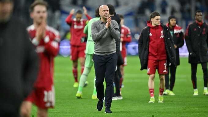 Gerrard nhắc khéo Arne Slot ngừng than vãn