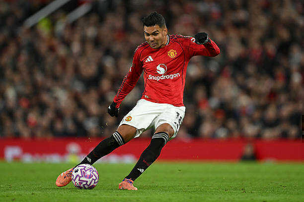 Casemiro l&agrave; h&igrave;nh mẫu của một chiến binh tr&ecirc;n s&acirc;n cỏ.