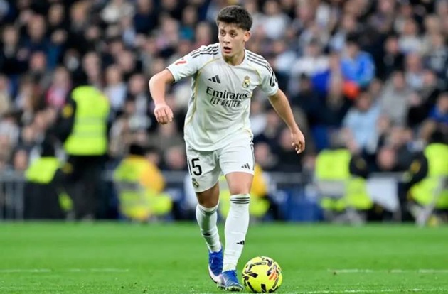 Cầu thủ Thổ Nhĩ Kỳ đang khiến Arbeloa h&agrave;i l&ograve;ng.