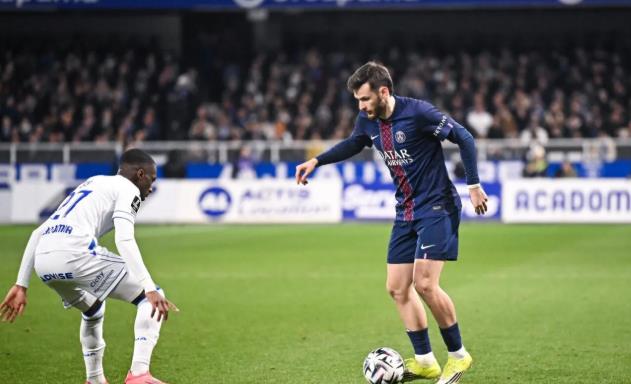 Barcola sửa sai giúp PSG chiếm đỉnh bảng Ligue 1