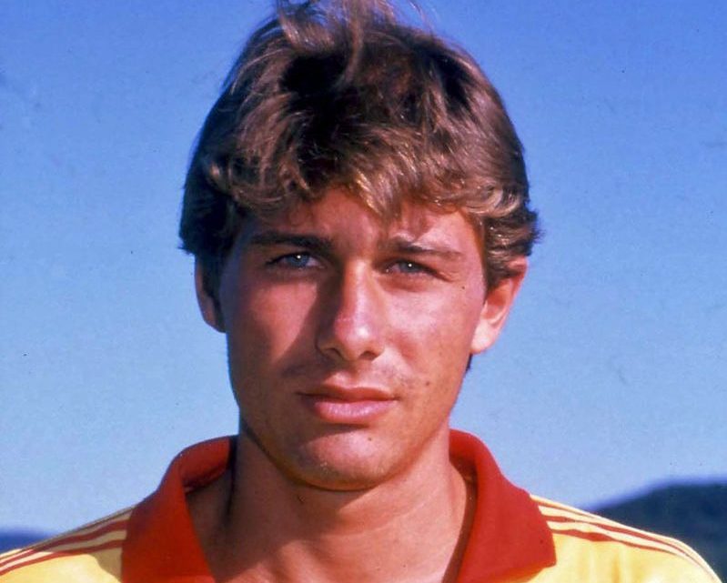 Conte khi c&ograve;n kho&aacute;c &aacute;o Lecce.