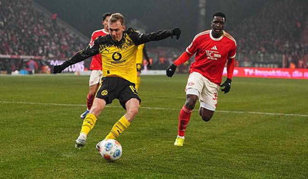 Maximilian Beier ấn định chiến thắng cho Borussia Dortmund.