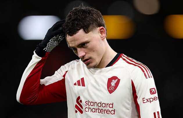 Gravenberch nổi cáu khi Wirtz xử lý bóng rườm rà