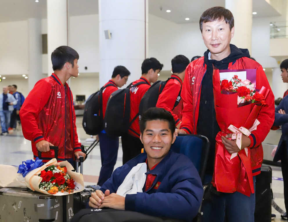 Khoảnh khắc HLV Kim Sang Sik đẩy xe lăn cho Hiểu Minh gây xúc động