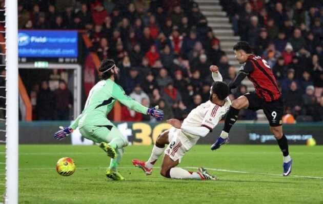 Nếm trái đắng phút 90+5, Liverpool đứt mạch bất bại