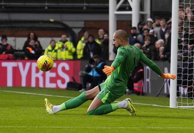 Sanchez sửa sai cho hàng thủ Chelsea bằng pha cứu thua xuất thần