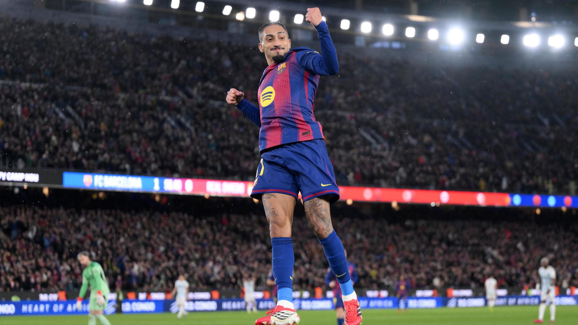 Raphinha ăn mừng sau b&agrave;n thắng.