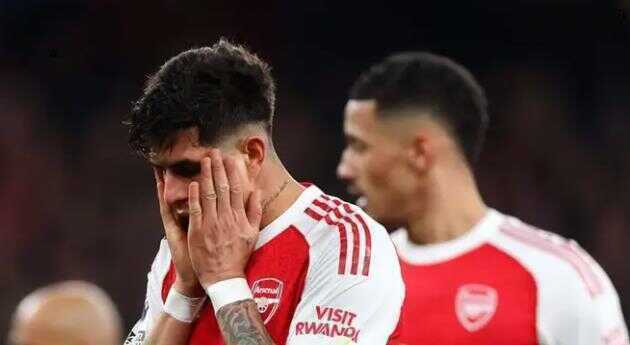 Kẻ thù lớn nhất ngáng đường Arsenal vô địch là chính họ