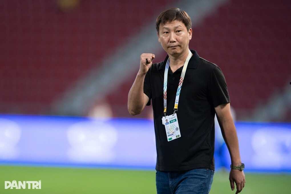 Hành động đặc biệt của HLV Kim Sang Sik gây sốt ở Hàn Quốc - 2