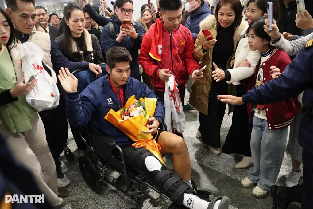 Hiểu Minh hoàn tất phẫu thuật tại TPHCM, xa sân cỏ khoảng 10 tháng