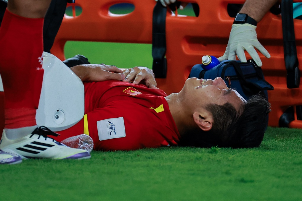 Hiểu Minh hoàn tất phẫu thuật tại TPHCM, xa sân cỏ khoảng 10 tháng - 2