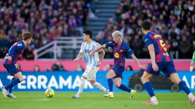 Một trận đấu giữa Real Oviedo v&agrave; Barcelona.