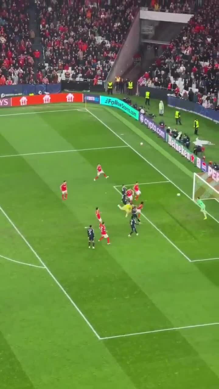 Thủ môn Trubin ghi bàn vào lưới Real Madrid