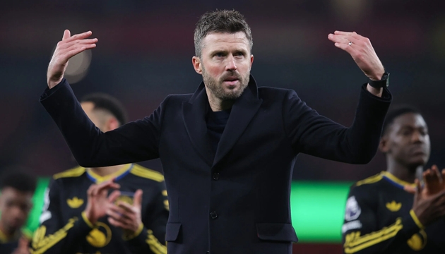 Wright ủng hộ Carrick giữ ghế nóng MU, phản bác Neville