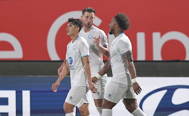 Nam Định dẫn đầu bảng B với 12 điểm tuyệt đối.