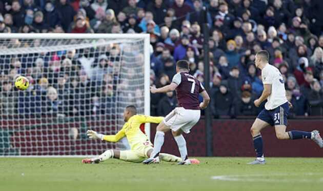 McGinn lập c&uacute; đ&uacute;p khi Victor mắc sai lầm