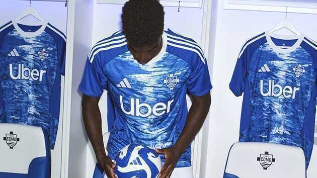 M&agrave;u xanh l&agrave; m&agrave;u chủ đạo của &aacute;o đấu Como