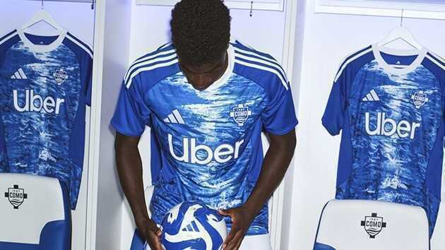 M&agrave;u xanh l&agrave; m&agrave;u chủ đạo của &aacute;o đấu Como