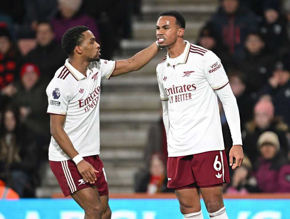 Arsenal gia tăng khoảng cách với Man City lên 7 điểm