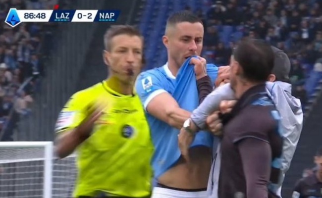 Cầu thủ 2 b&ecirc;n x&ocirc; x&aacute;t cuối trận.