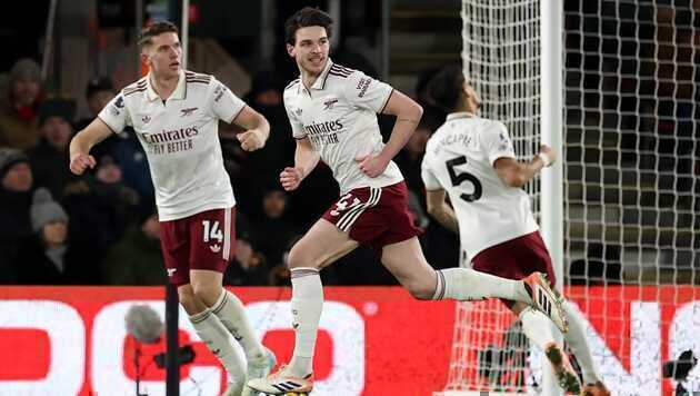 Nén đau lập cú đúp, Rice cứu rỗi Arsenal