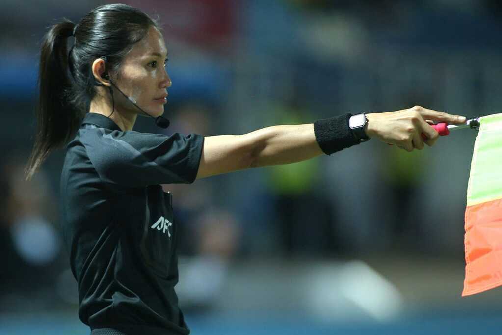 Tin bóng đá - Nữ trọng tài Lào gây tranh cãi vẫn giữ chuẩn FIFA