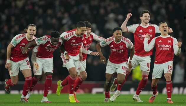 Arsenal nắm thiên thời, Man City lâm nguy vì hàng thủ