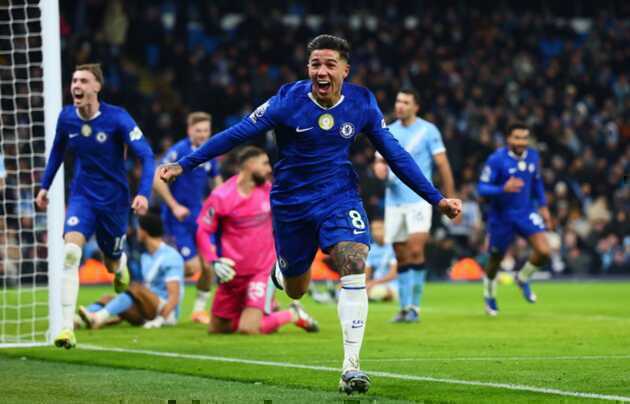 Fernandez ăn mừng sau khi gi&uacute;p Chelsea giữ lại 1 điểm qu&yacute; gi&aacute;.